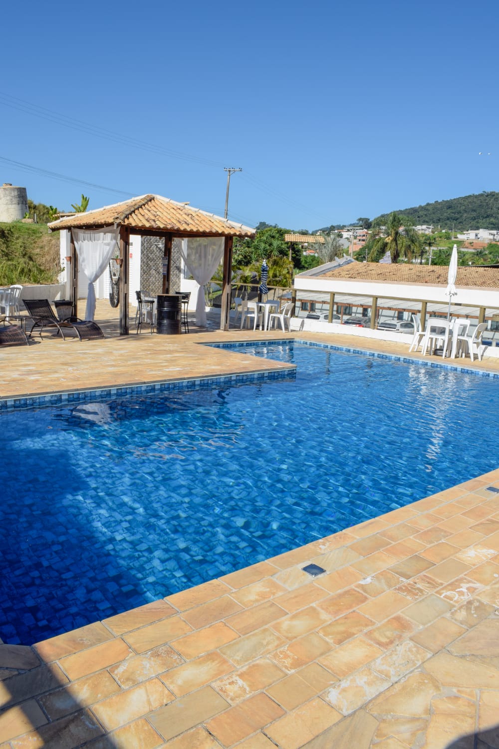 Deck e espreguiçadeiras da piscina