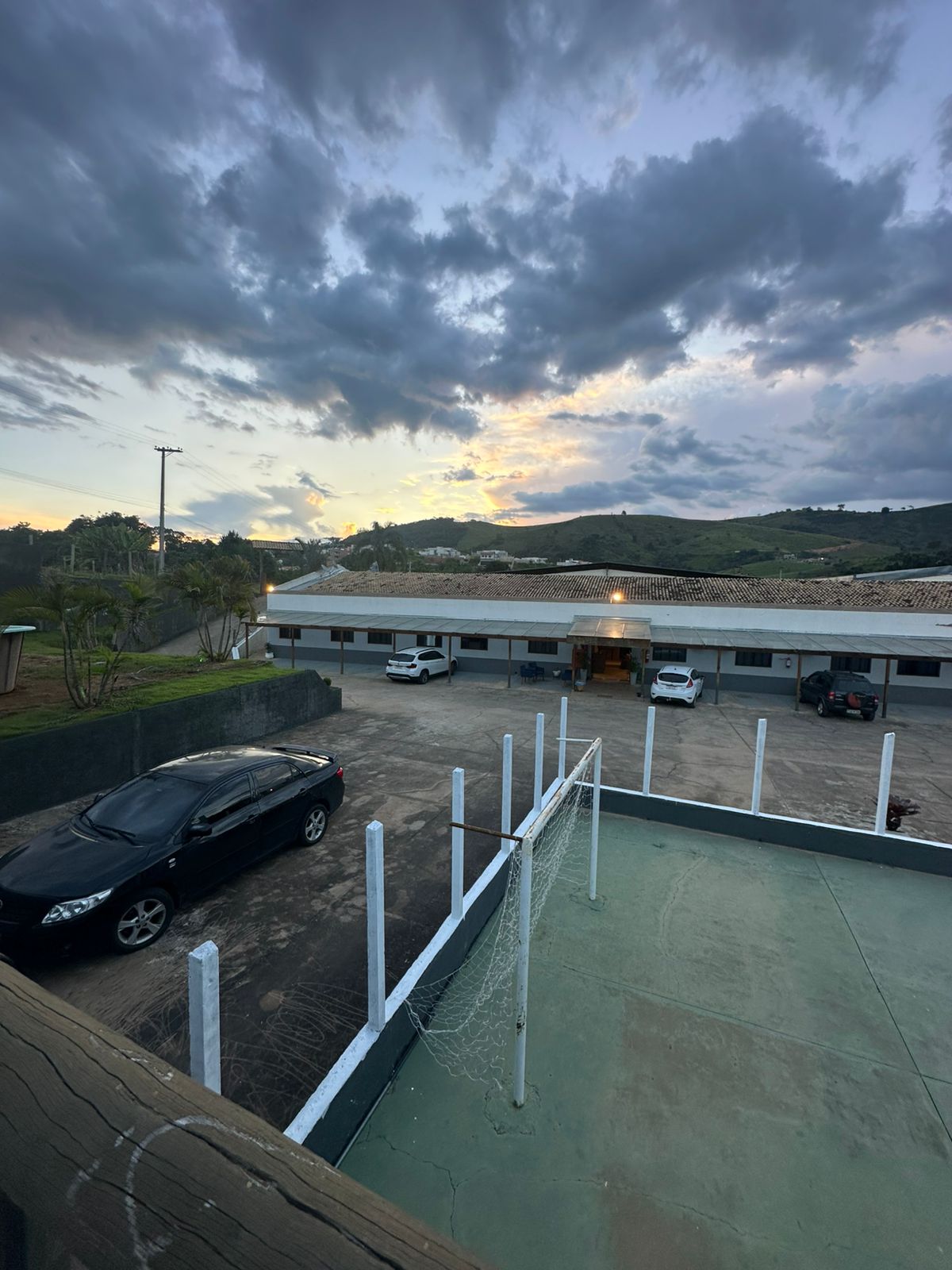Quadra iluminada no fim de tarde